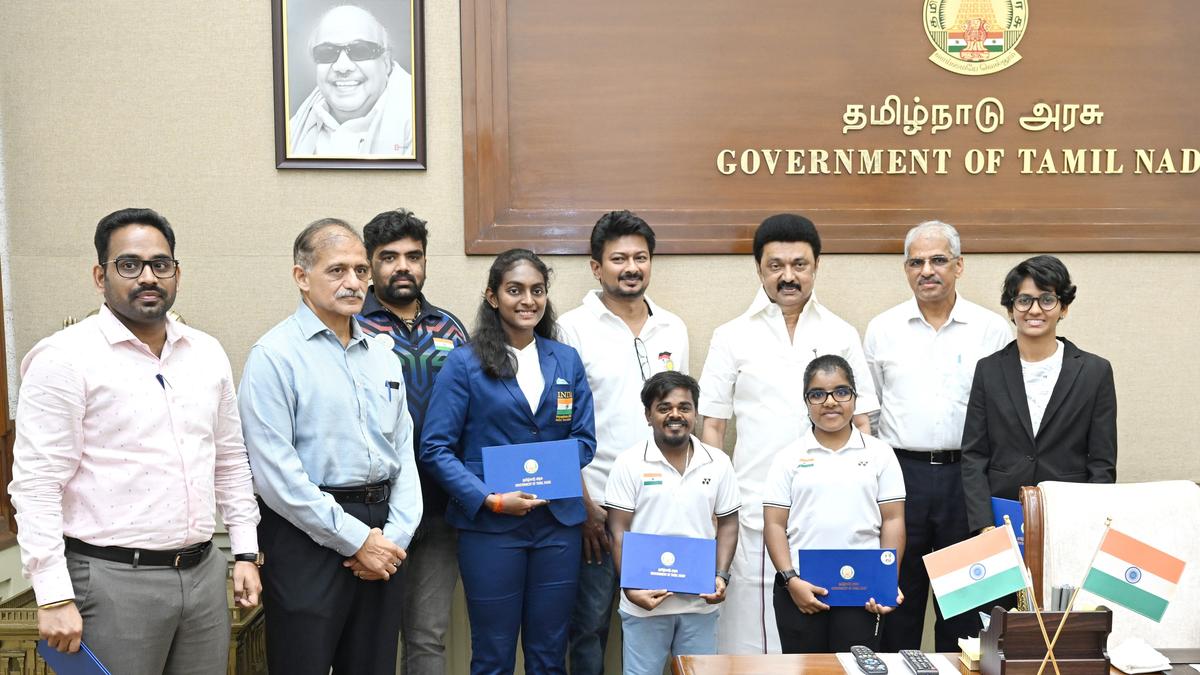 Stalin hands over incentives to sportspersons chosen for international events